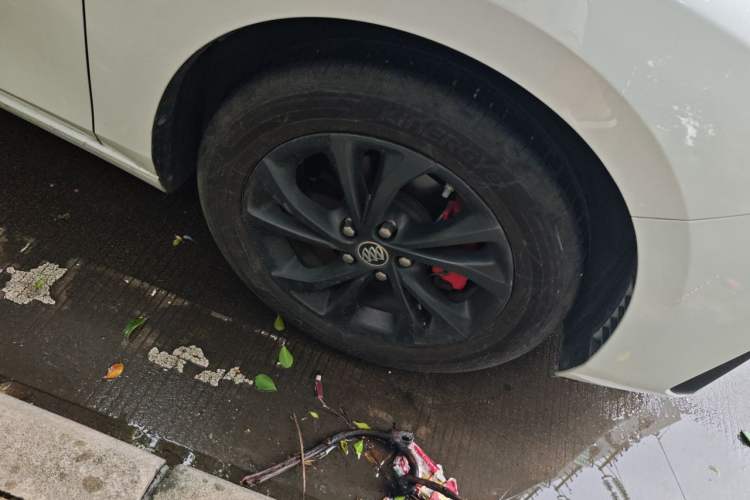 Used Buick Verano 2023 Pro GS Hunter Wind Edition Right Front Wheel Hub
