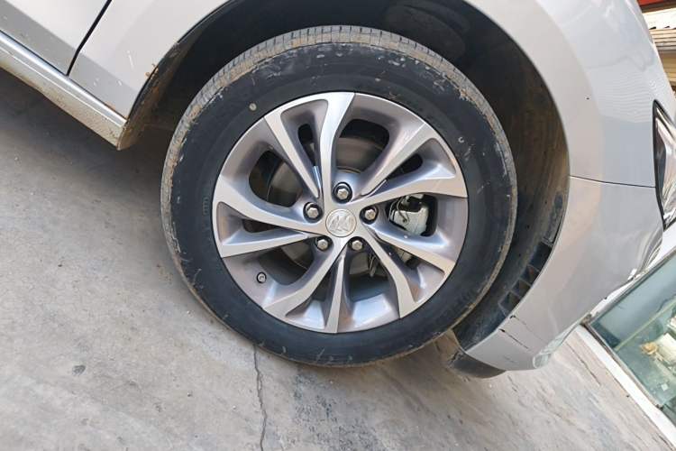 Used Buick Verano 2023 Pro Enjoyment Edition Right Front Wheel Hub