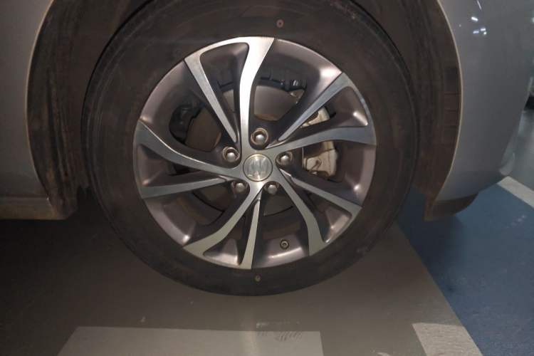 Used Buick Verano 2023 Pro Enjoyment Edition Right Front Wheel Hub