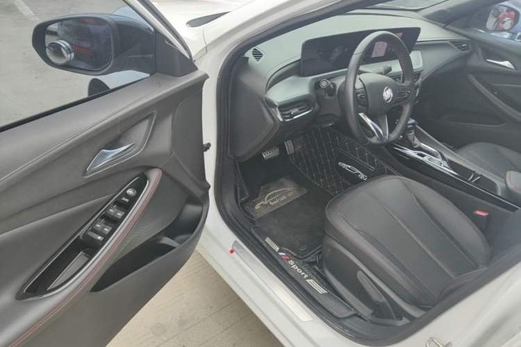 Used Buick Verano 2023 Pro GS Hunter Wind Edition Driver Seat