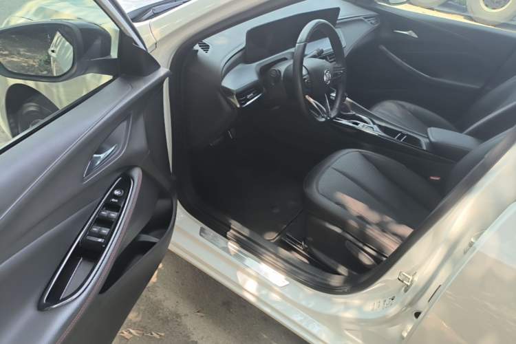 Used Buick Verano 2023 Pro GS Hunter Wind Edition Driver Seat