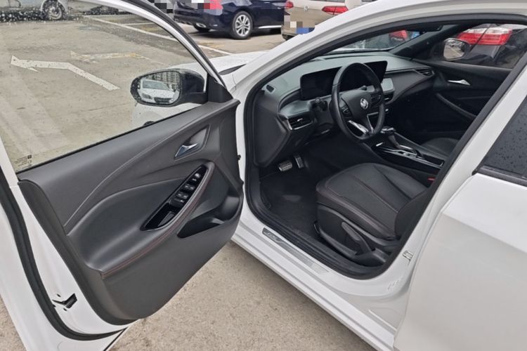 Used Buick Verano 2023 Pro GS Hunter Wind Edition Driver Seat
