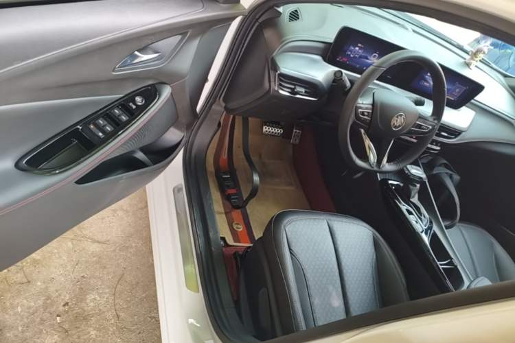 Used Buick Verano 2023 Pro GS Hunter Wind Edition Driver Seat