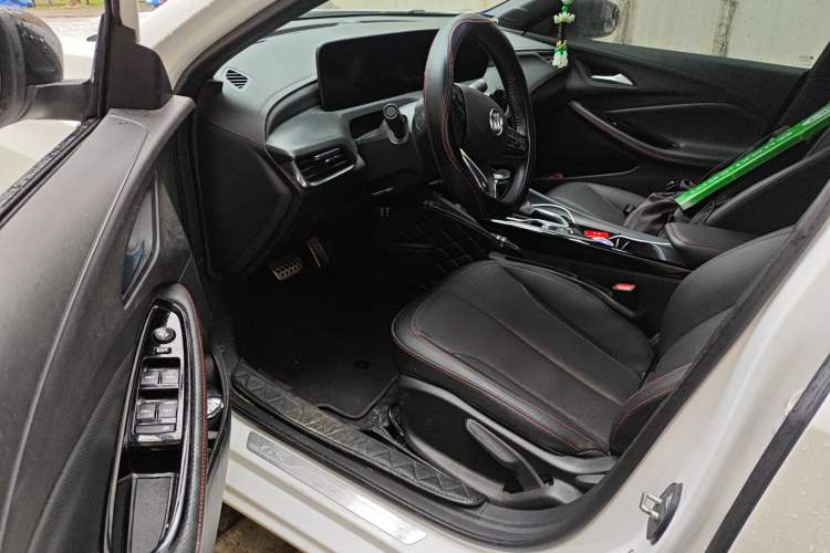 Used Buick Verano 2023 Pro GS Hunter Wind Edition Driver Seat