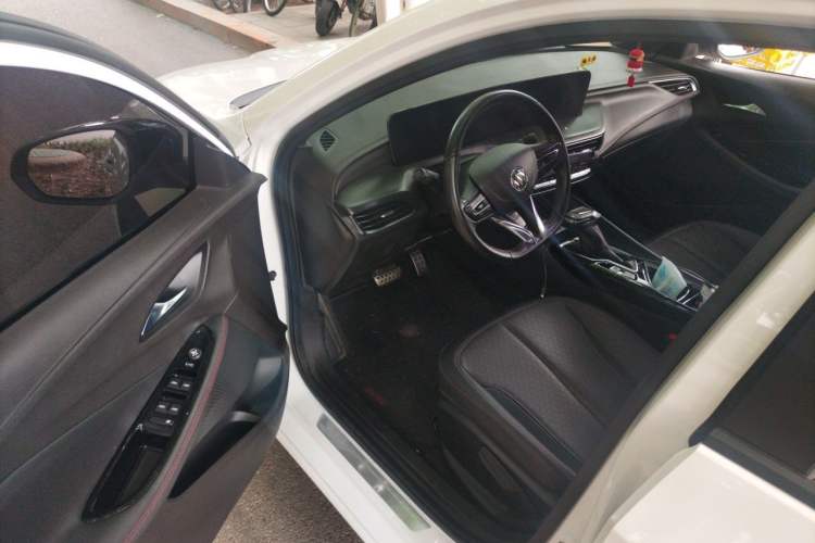 Used Buick Verano 2023 Pro GS Hunter Wind Edition Driver Seat