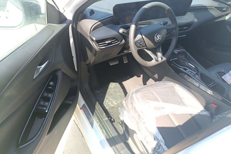 Used Buick Verano 2023 Pro GS Hunter Wind Edition Driver Seat