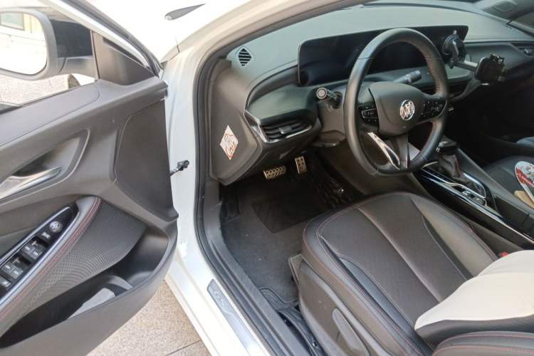 Used Buick Verano 2023 Pro GS Hunter Wind Edition Driver Seat