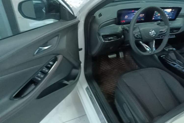 Used Buick Verano 2023 Pro GS Hunter Wind Edition Driver Seat