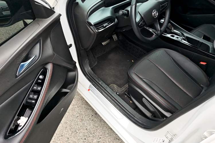 Used Buick Verano 2023 Pro GS Hunter Wind Edition Driver Seat