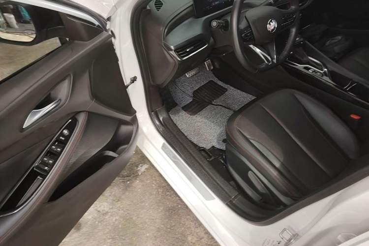 Used Buick Verano 2023 Pro GS Hunter Wind Edition Driver Seat
