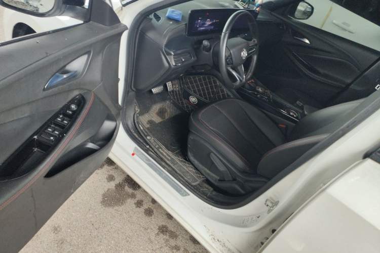 Used Buick Verano 2023 Pro GS Hunter Wind Edition Driver Seat