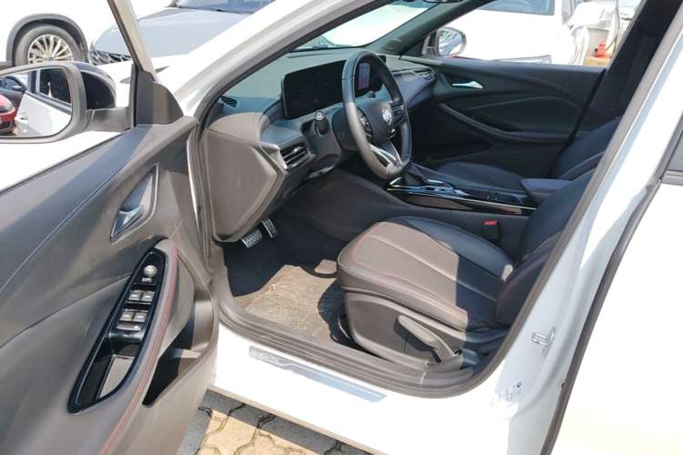 Used Buick Verano 2023 Pro GS Hunter Wind Edition Driver Seat