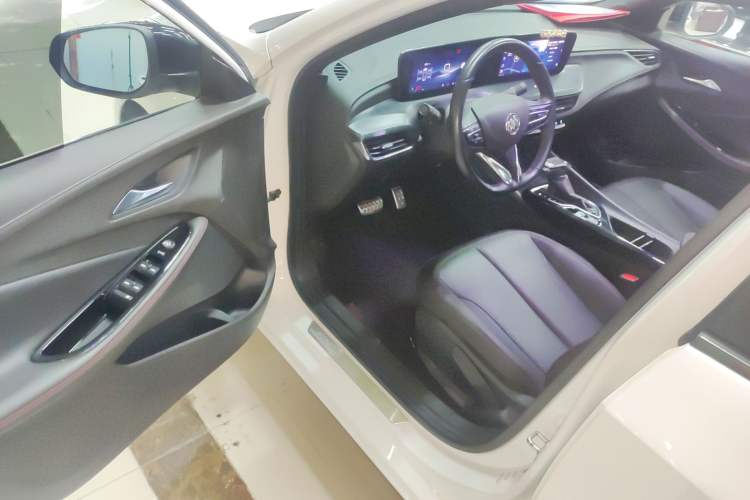 Used Buick Verano 2023 Pro GS Hunter Wind Edition Driver Seat