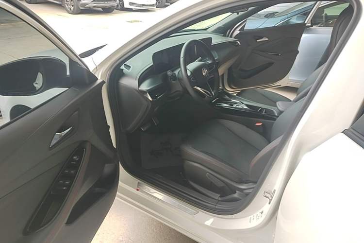 Used Buick Verano 2023 Pro GS Hunter Wind Edition Driver Seat