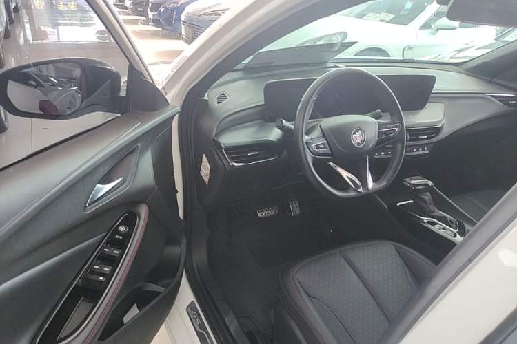 Used Buick Verano 2023 Pro GS Hunter Wind Edition Driver Seat