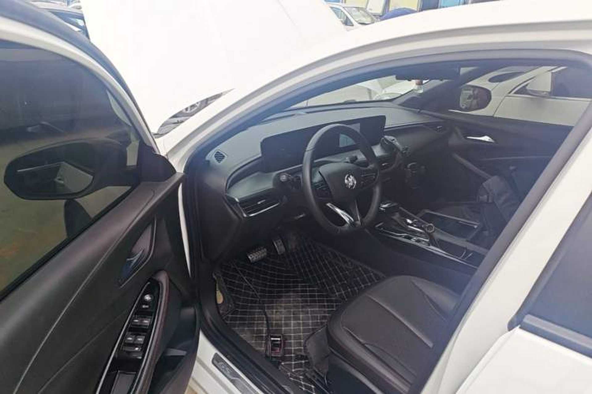 Used Buick Verano 2023 Pro GS Hunter Wind Edition Driver Seat