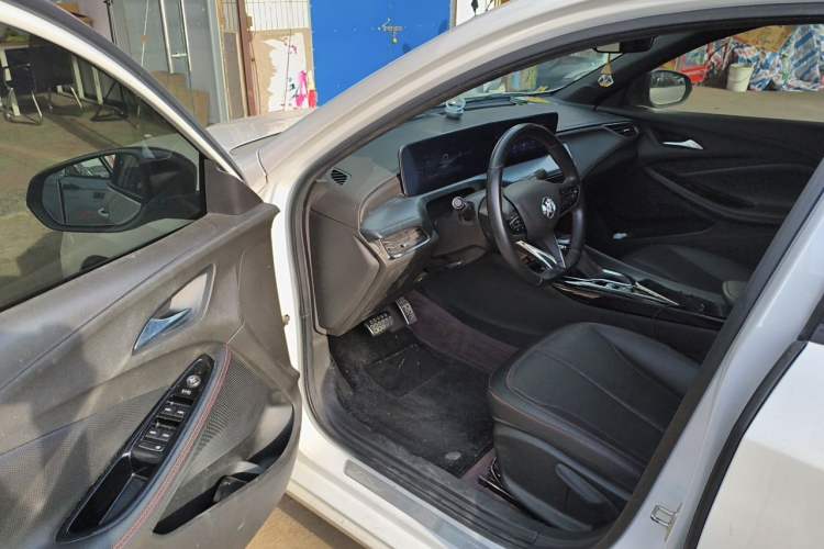 Used Buick Verano 2023 Pro GS Hunter Wind Edition Driver Seat