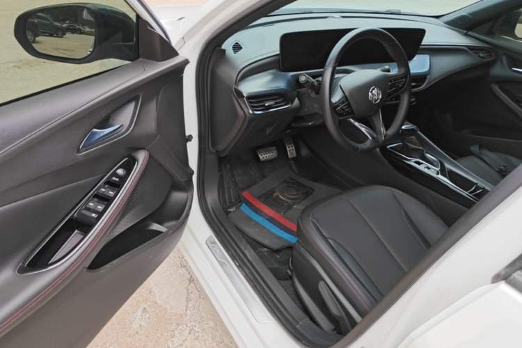 Used Buick Verano 2023 Pro GS Hunter Wind Edition Driver Seat