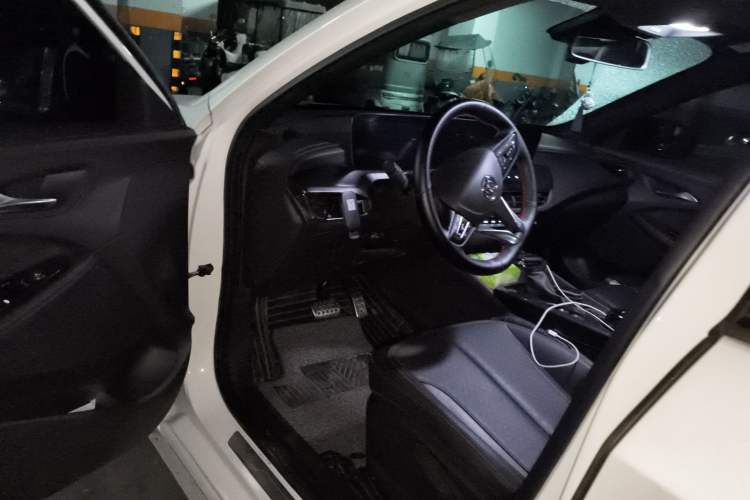 Used Buick Verano 2023 Pro GS Hunter Wind Edition Driver Seat