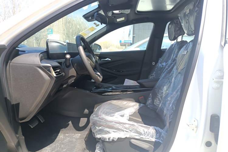 Used Buick Verano 2023 Pro GS Hunter Wind Edition Left Front Seat