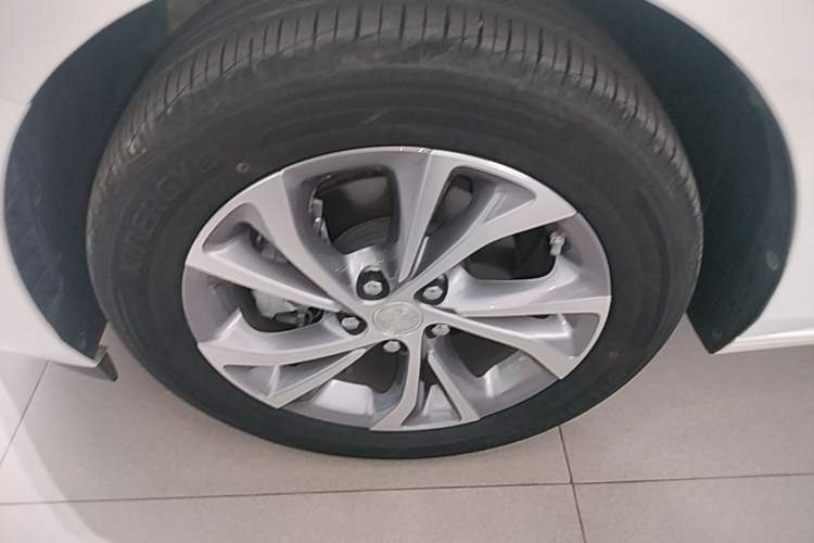 Used Buick Verano 2023 Pro Enjoyment Edition Left Front Wheel Hub