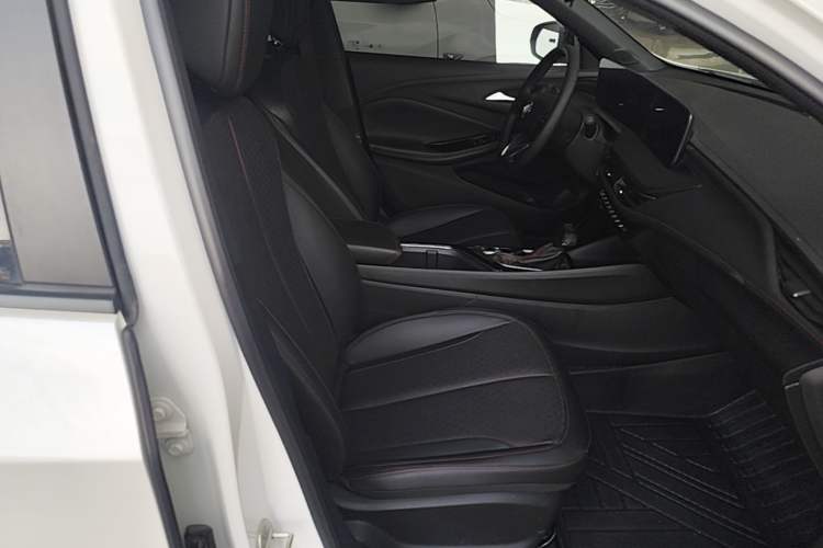 Used Buick Verano 2023 Pro GS Hunter Wind Edition Right Front Seat