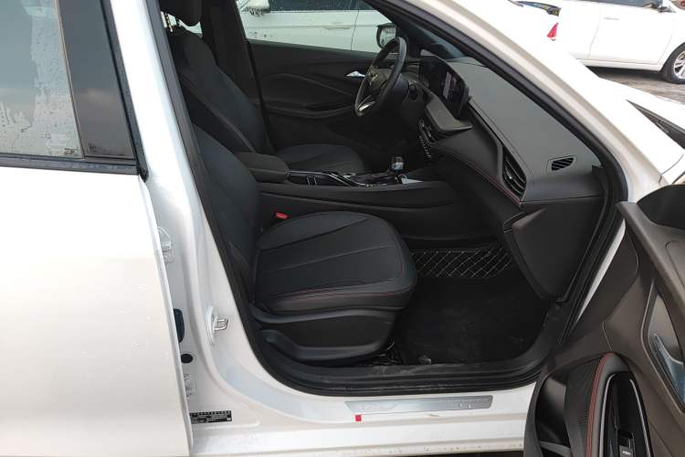 Used Buick Verano 2023 Pro GS Hunter Wind Edition Right Front Seat
