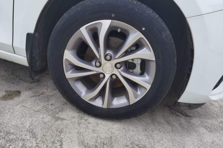 Used Buick Verano 2023 Pro Enjoyment Edition Right Front Wheel Hub