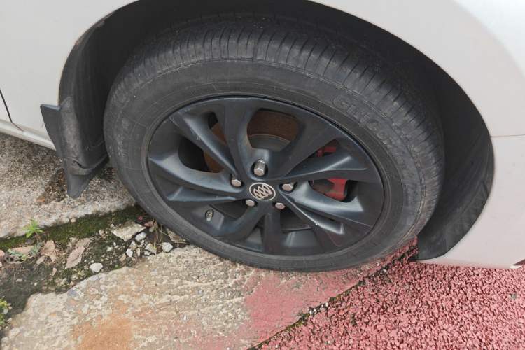 Used Buick Verano 2023 Pro GS Hunter Wind Edition Right Front Wheel Hub