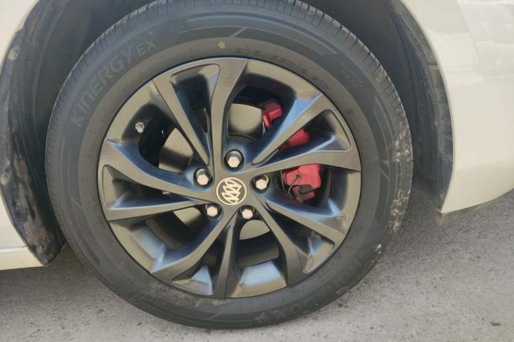 Used Buick Verano 2023 Pro GS Hunter Wind Edition Right Front Wheel Hub