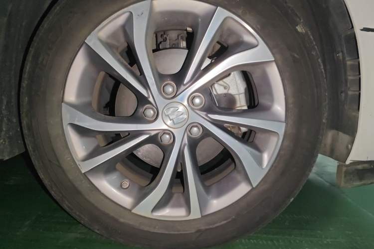 Used Buick Verano 2023 Pro Enjoyment Edition Right Front Wheel Hub