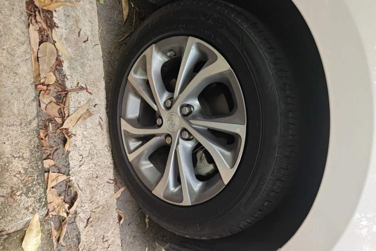 Used Buick Verano 2023 Pro Enjoyment Edition Right Front Wheel Hub