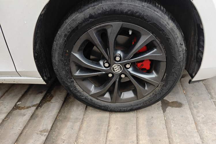 Used Buick Verano 2023 Pro GS Hunter Wind Edition Right Front Wheel Hub