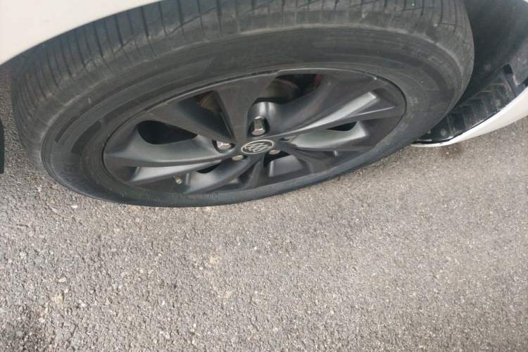 Used Buick Verano 2023 Pro GS Hunter Wind Edition Right Front Wheel Hub