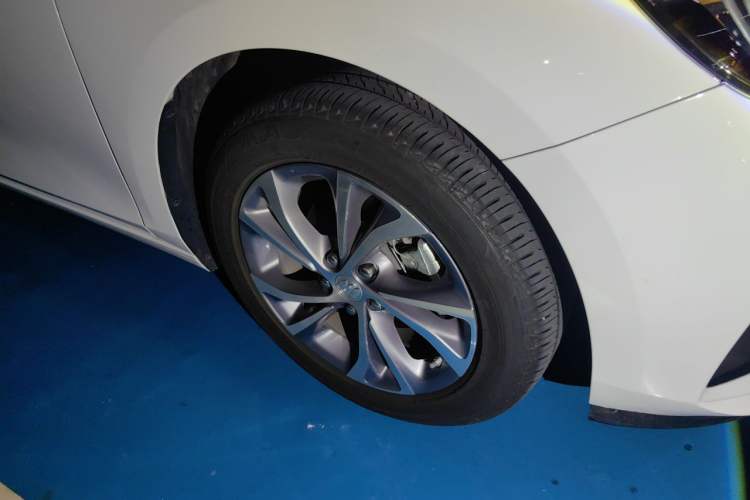 Used Buick Verano 2023 Pro Enjoyment Edition Right Front Wheel Hub