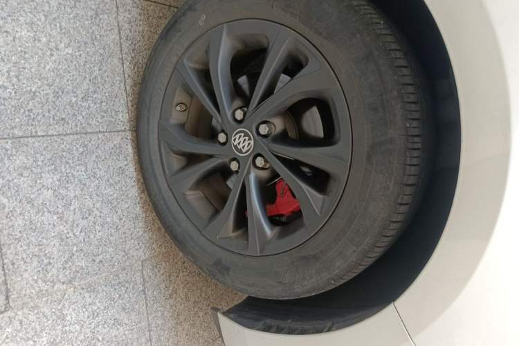 Used Buick Verano 2023 Pro GS Hunter Wind Edition Right Front Wheel Hub