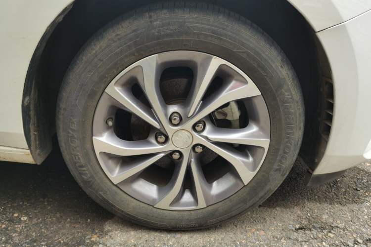 Used Buick Verano 2023 Pro Enjoyment Edition Right Front Wheel Hub