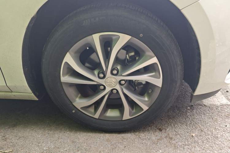 Used Buick Verano 2023 Pro Enjoyment Edition Right Front Wheel Hub