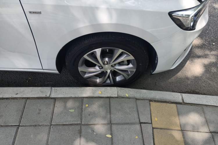 Used Buick Verano 2023 Pro Enjoyment Edition Right Front Wheel Hub