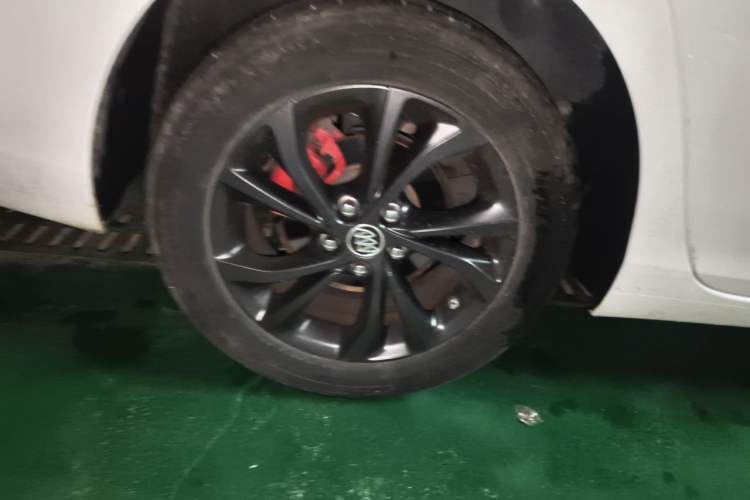 Used Buick Verano 2023 Pro GS Hunter Wind Edition Right Front Wheel Hub