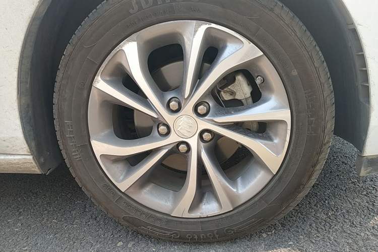 Used Buick Verano 2023 Pro Enjoyment Edition Right Front Wheel Hub