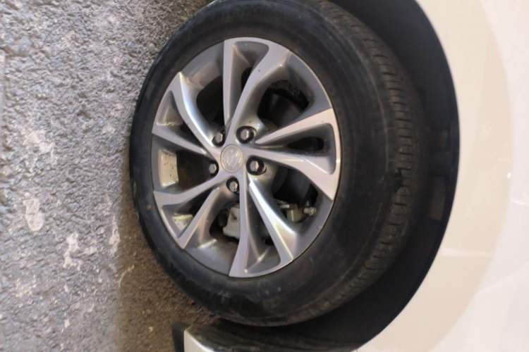 Used Buick Verano 2023 Pro Enjoyment Edition Right Front Wheel Hub