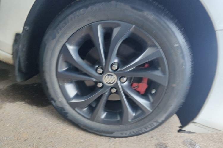Used Buick Verano 2023 Pro GS Hunter Wind Edition Right Front Wheel Hub