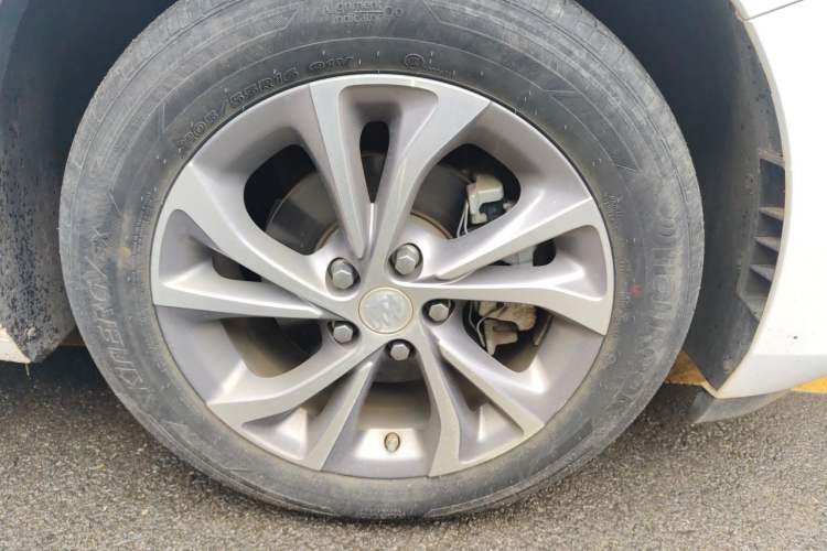 Used Buick Verano 2023 Pro Enjoyment Edition Right Front Wheel Hub