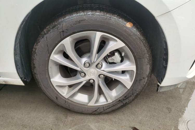 Used Buick Verano 2023 Pro Enjoyment Edition Right Front Wheel Hub