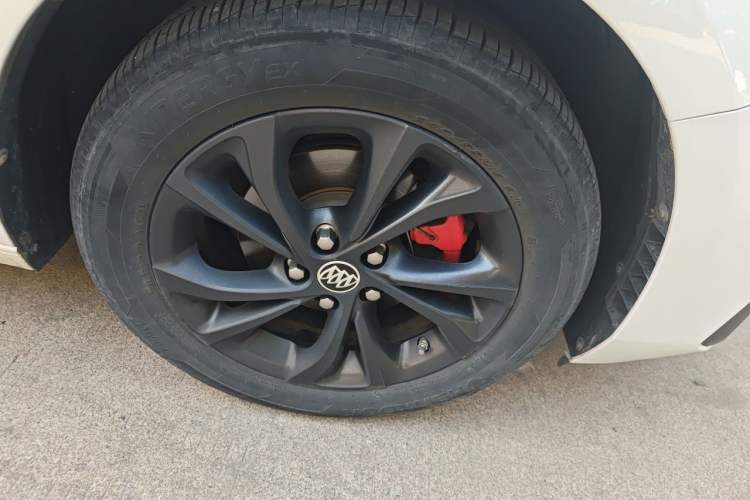 Used Buick Verano 2023 Pro GS Hunter Wind Edition Right Front Wheel Hub
