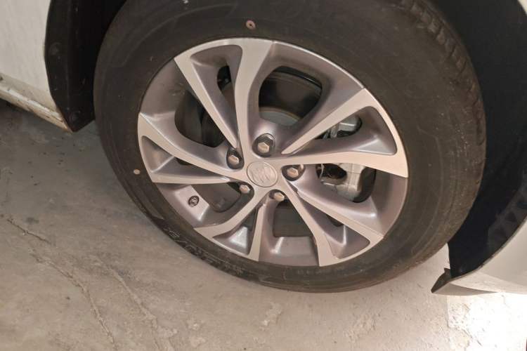Used Buick Verano 2023 Pro Enjoyment Edition Right Front Wheel Hub
