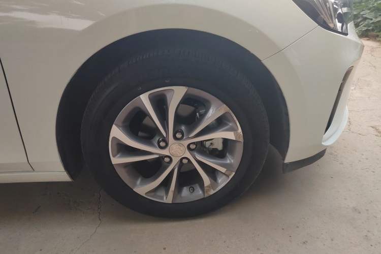 Used Buick Verano 2023 Pro Enjoyment Edition Right Front Wheel Hub