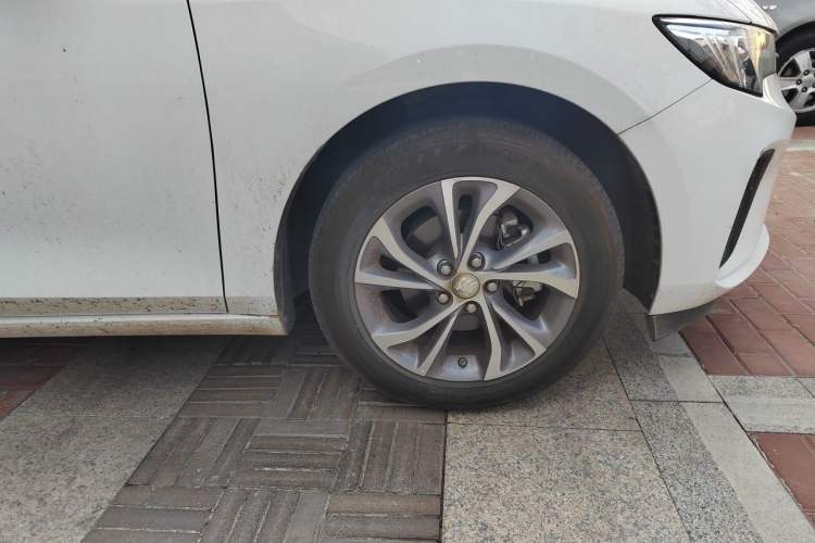 Used Buick Verano 2023 Pro Enjoyment Edition Right Front Wheel Hub