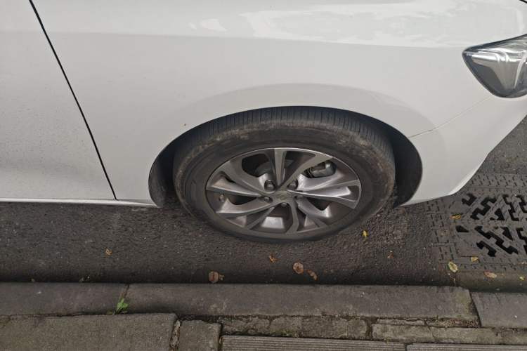 Used Buick Verano 2023 Pro Enjoyment Edition Right Front Wheel Hub